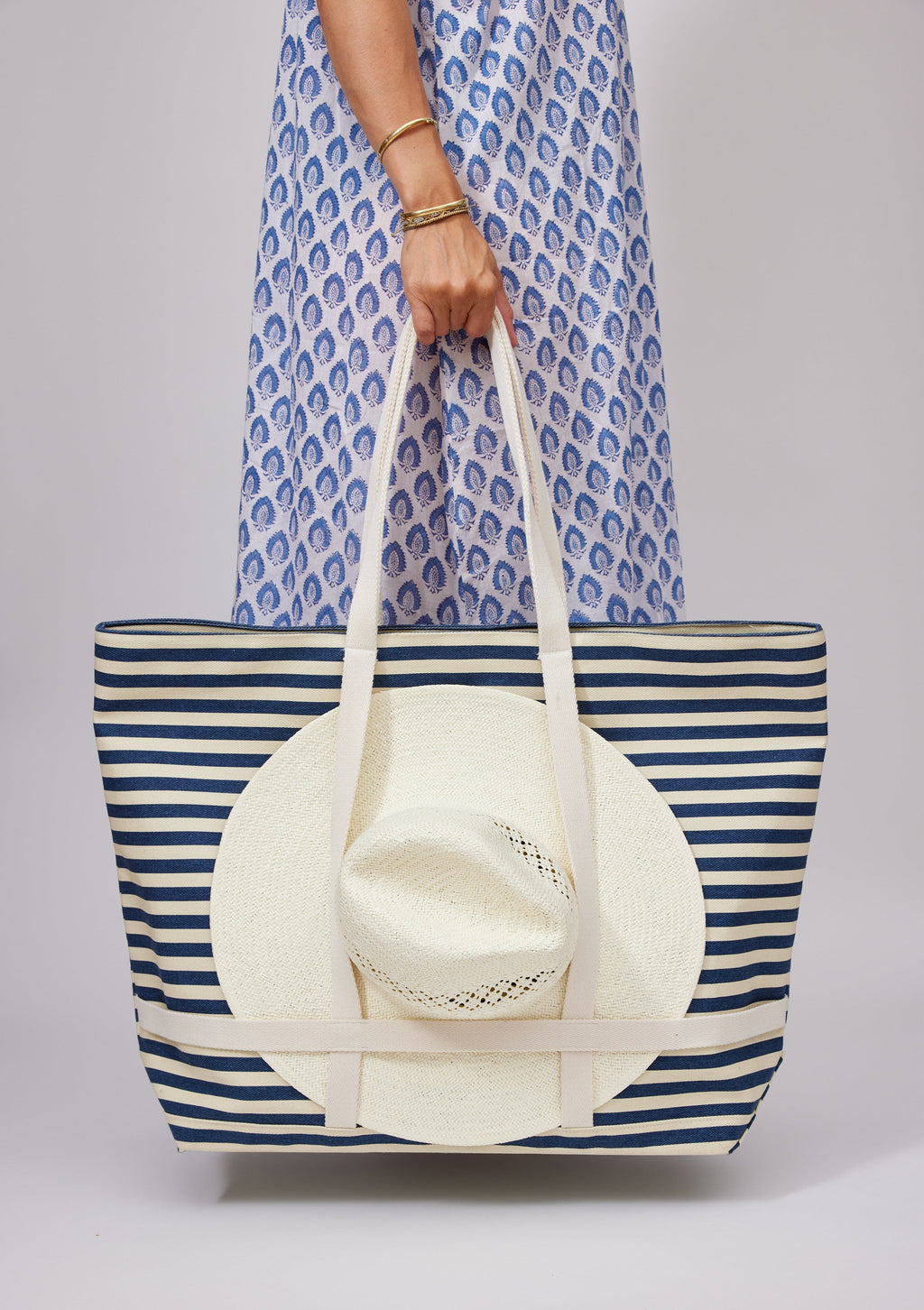 Hat Attack Sunhat Size Traveler Tote in Navy/White