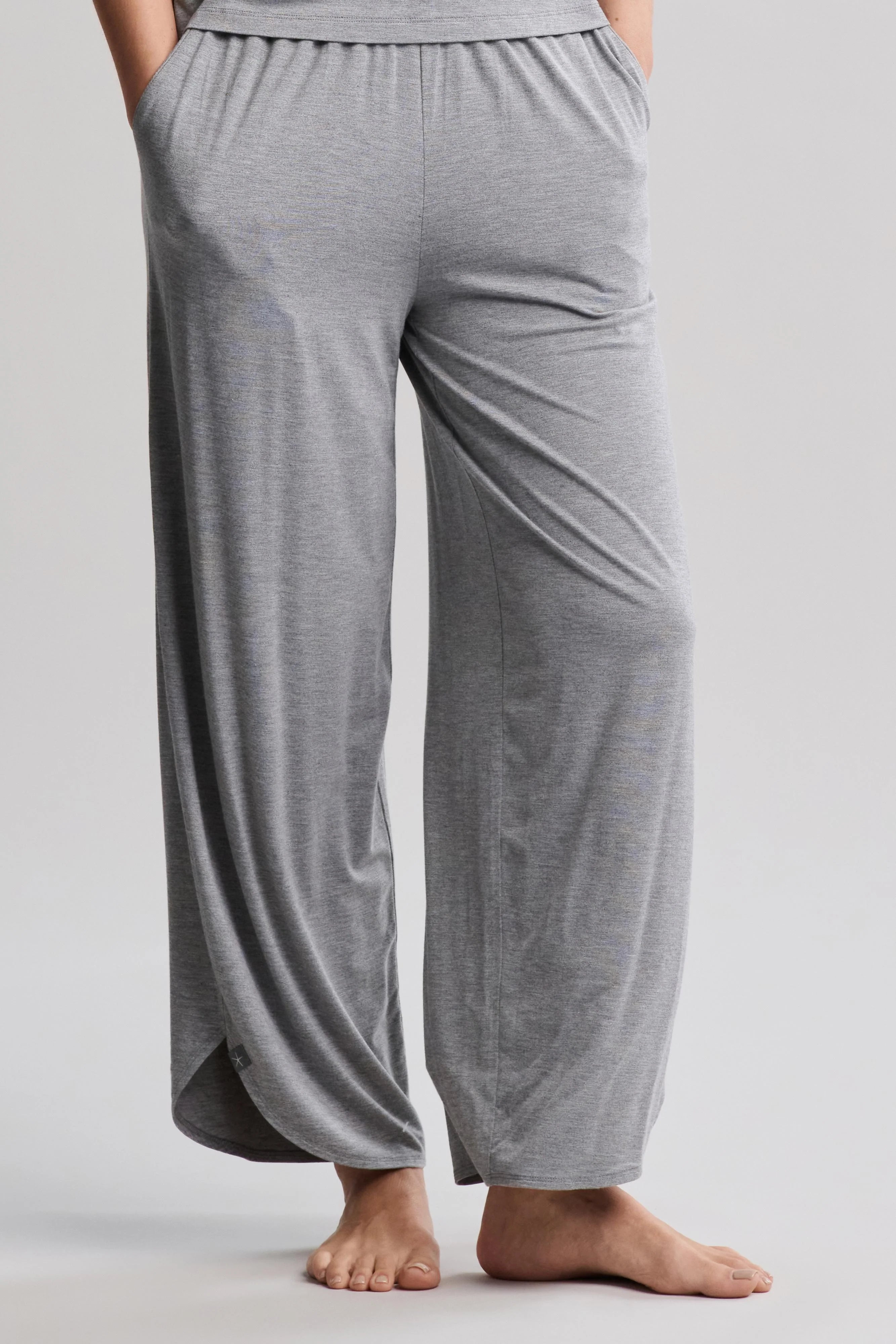 (取寄) ベアフットドリームス レディース ウルトラ ソフト ジャージ カーブ ヘム クロップド パンツ Barefoot Dreams women Ultra Soft Jersey Curved Hem Cropped Pant Heathered Gray Barefoot Dreams Ultra Soft Jersey Curved Hem Cropped Pant in Dark