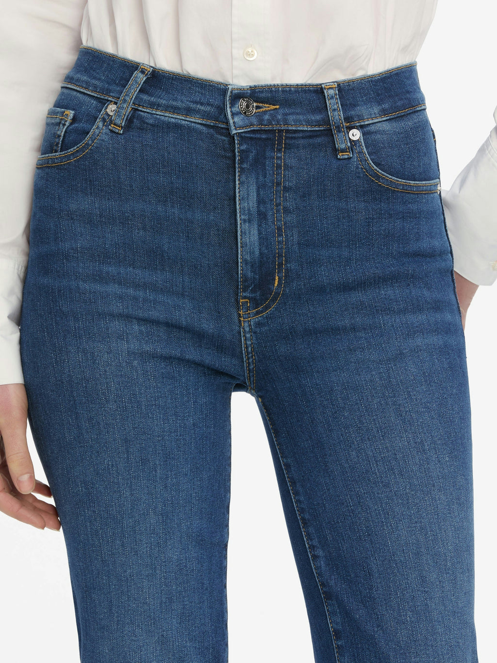 Frame Le Sleek Straight Jean in Femma