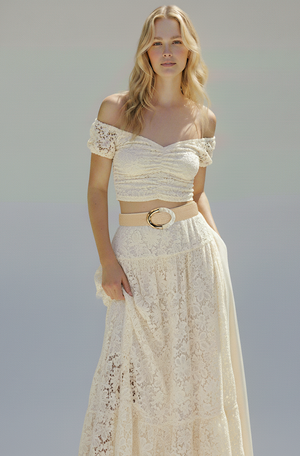 Most Wanted Two Toned Buckle Raffia Stretch Belt in Beige
